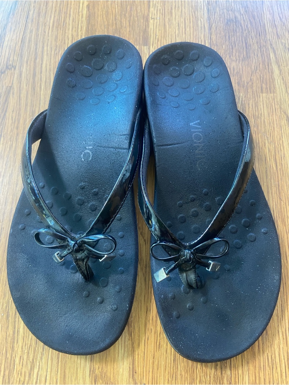Vionic Black Bow Patent Leather size 8 Thong Sandals